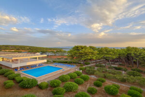 Fontana Resort Jelsa vanjski bazen okružen borovinom s pogledom na more i otok Brač.